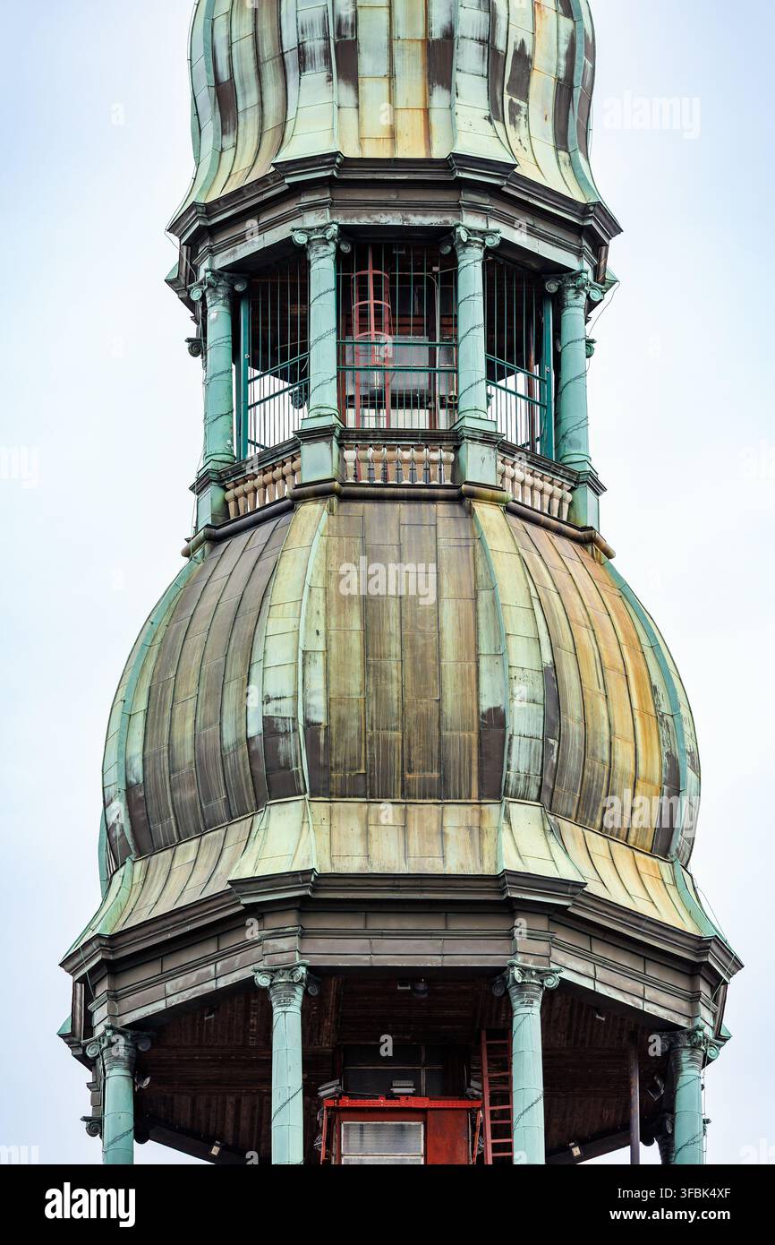 Tour de l'église Saint-Pierre dans la vieille ville de Riga, Lettonie Banque D'Images