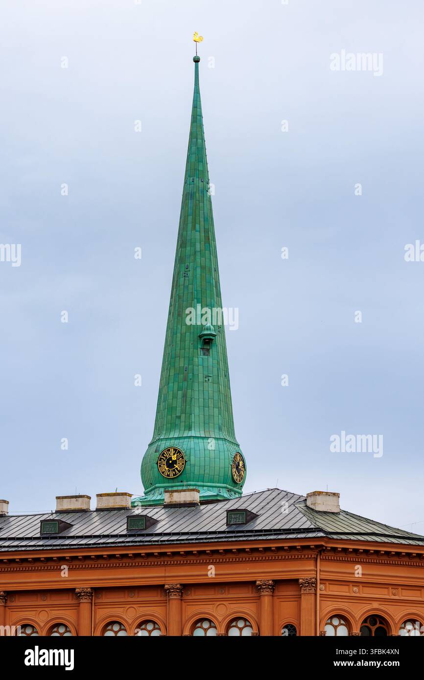 Flèche en cuivre de la cathédrale Saint-Jacques dans la vieille ville de Riga, Lettonie Banque D'Images