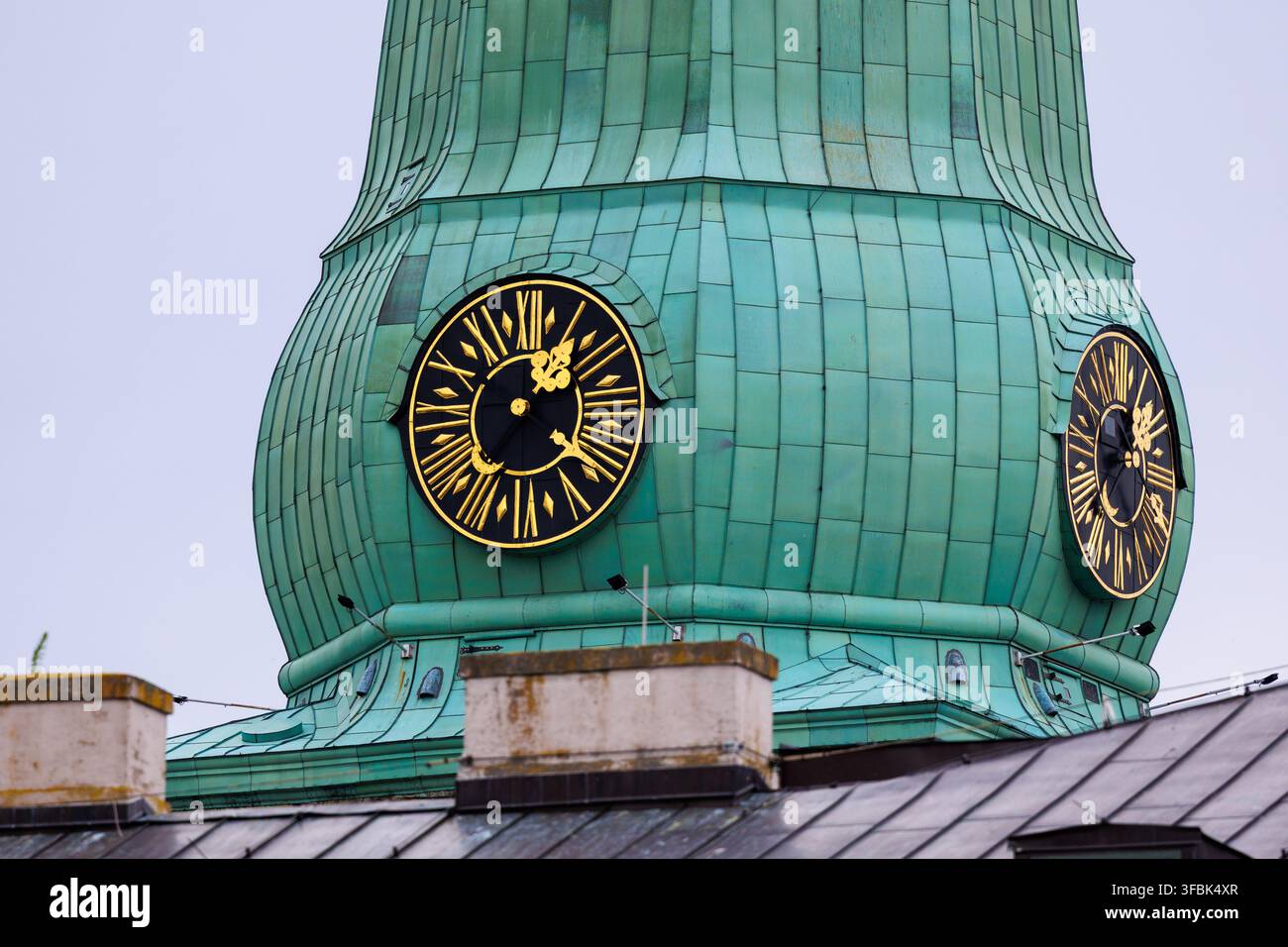 Horloge sur le clocher de la cathédrale Saint-Jacques dans la vieille ville de Riga, Lettonie Banque D'Images
