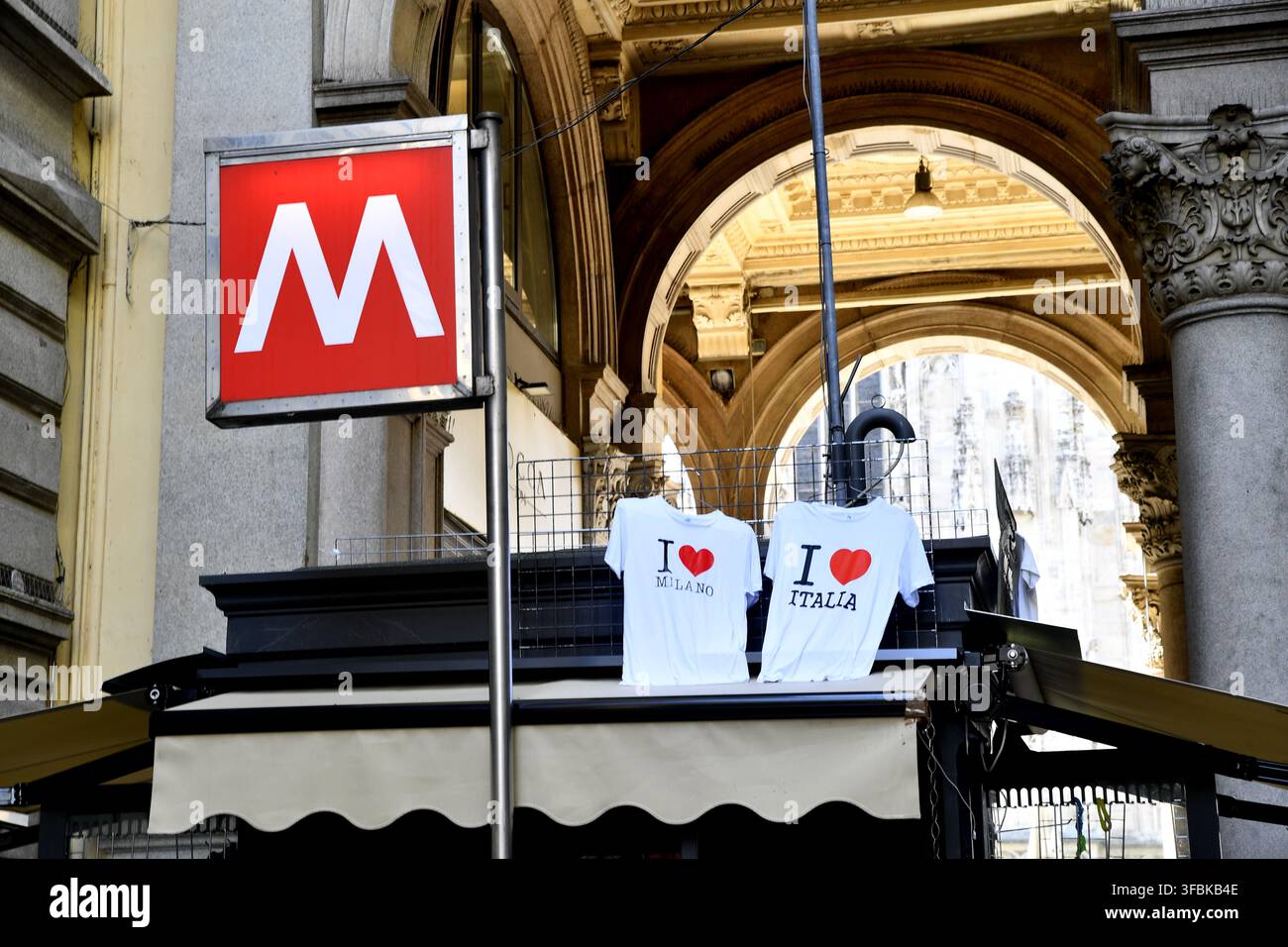 Souvenirs et kiosque de presse à Milan - Italie Banque D'Images