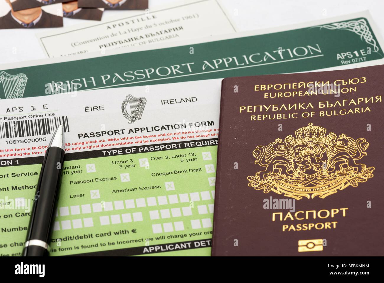 Passeport irlandais avec ensemble complet comprenant le formulaire de demande, l’acte de naissance scellé avec apostille, quatre photos et le passeport original. Université européenne Banque D'Images