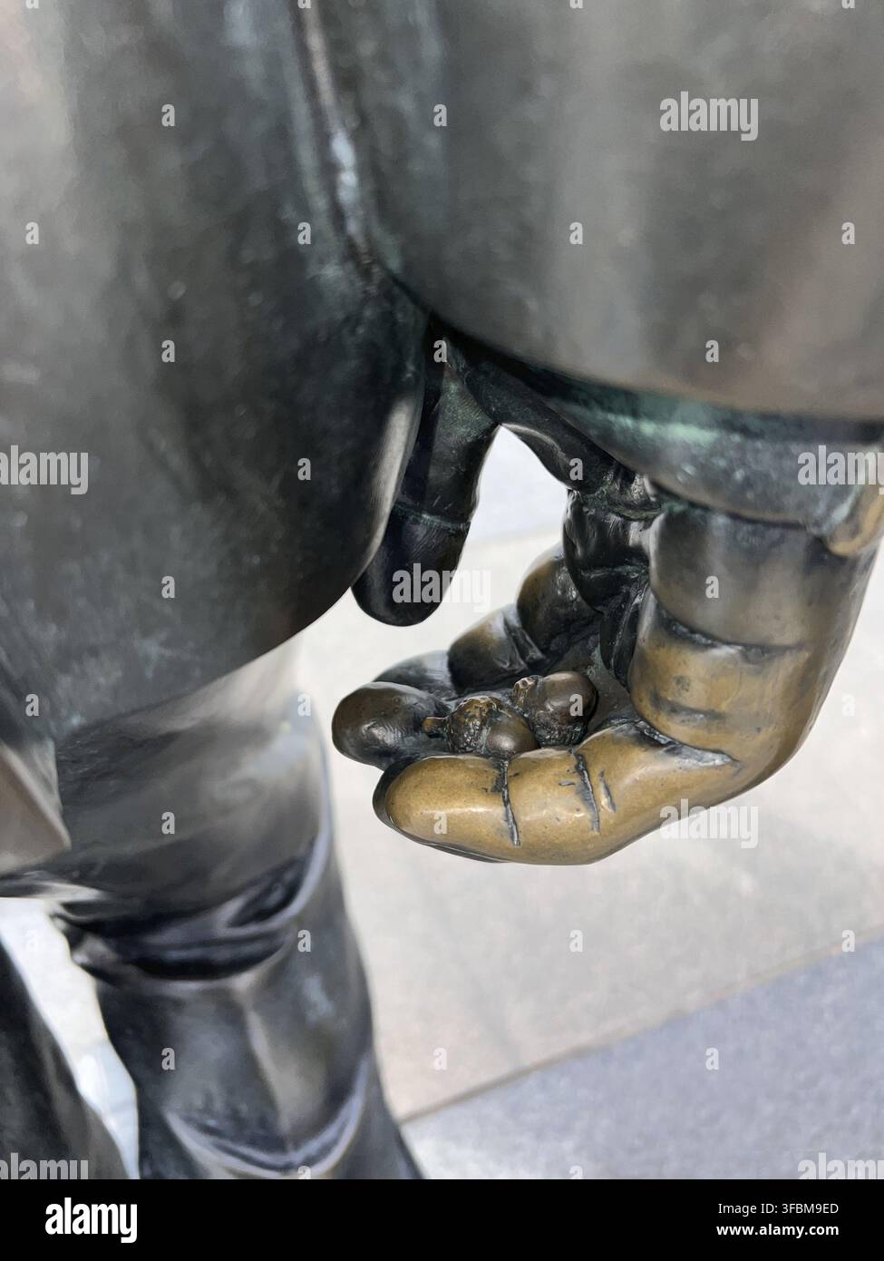 Close-up de la main de John Lennon tenant deux glands sur la statue des Beatles à Pier Head à Liverpool, symbolisant les glands que John Lennon et Yoko Ono s Banque D'Images
