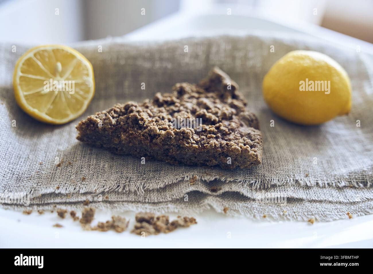 Vue latérale d'un dessert sain, biologique, sans gluten, sans sucre, sans produits laitiers, servi avec des citrons et espace libre. Dessert sain fait maison avec Banque D'Images