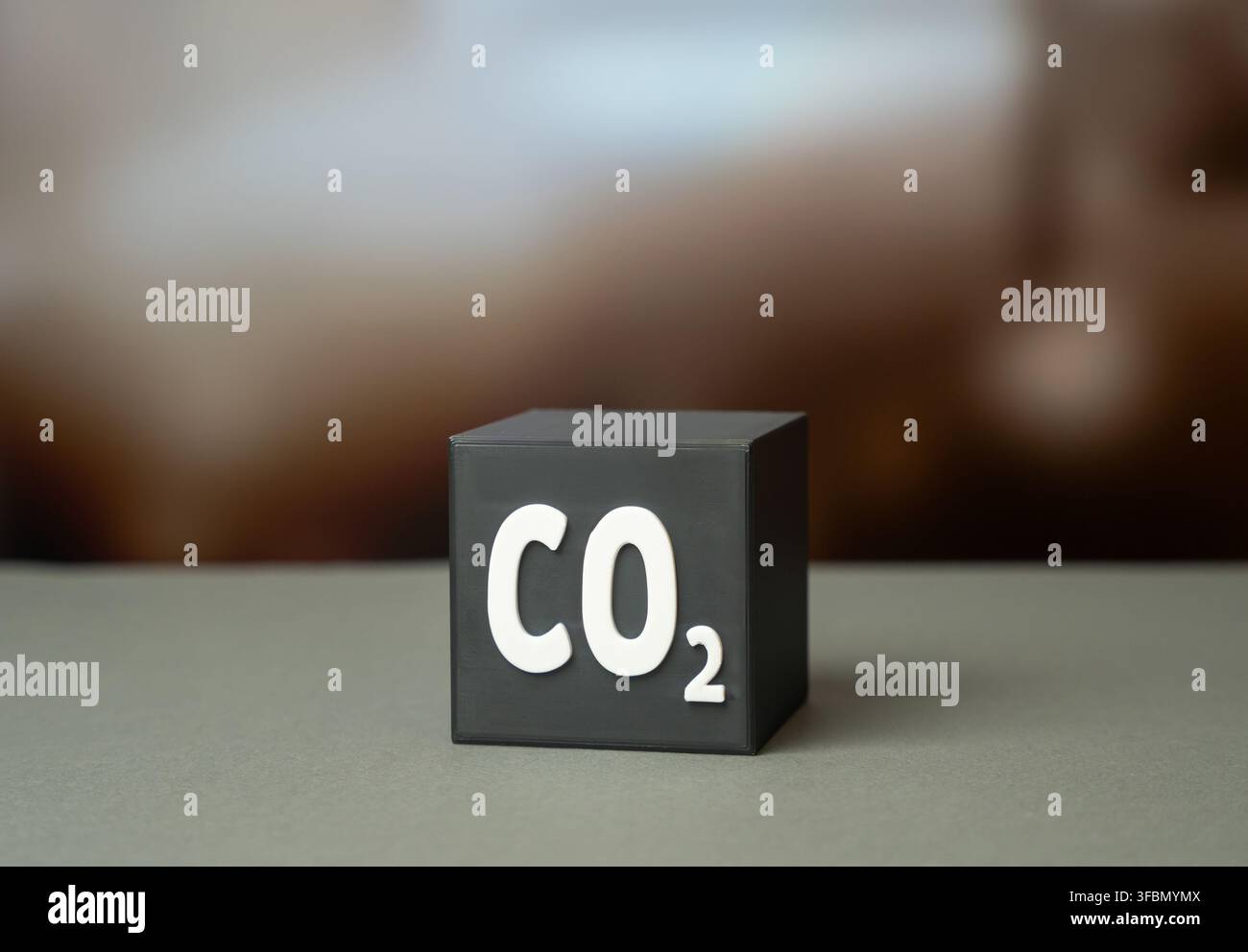 Cube de CO2. Représentation visuelle du volume physique de la pollution environnementale causée par les émissions de gaz à effet de serre. Impact climatique et réduction du carbone Banque D'Images