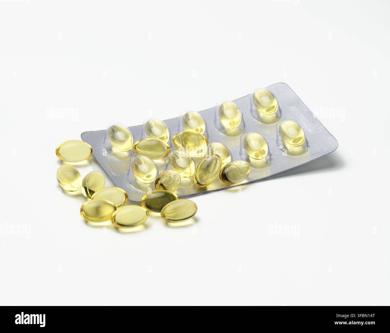 huile de poisson en capsules et blister sur fond blanc, supplément alimentaire pour la santé, gros plan Banque D'Images