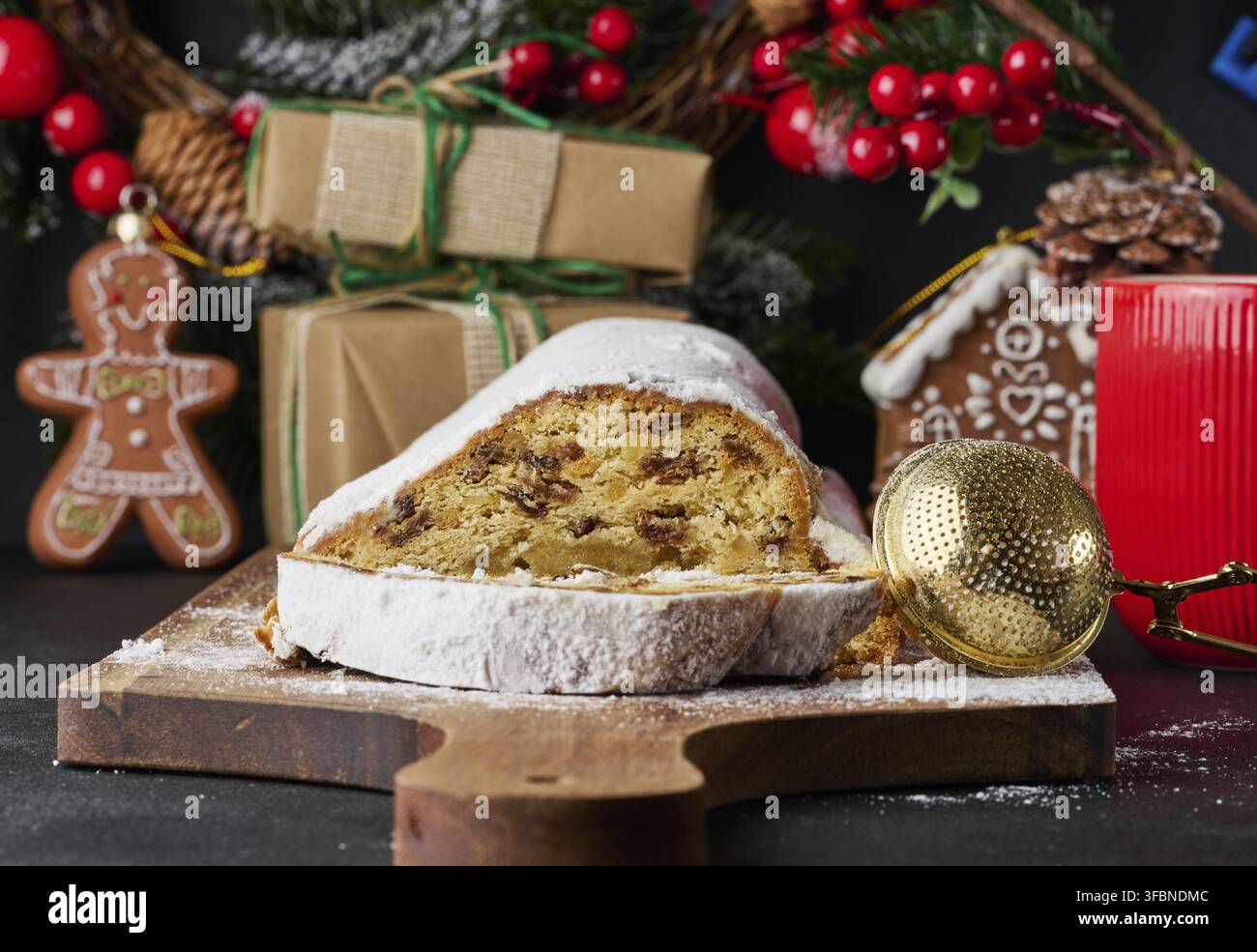 Pâtisseries de Noël en stollen saupoudré de sucre en poudre sur la table, dessert festif Banque D'Images