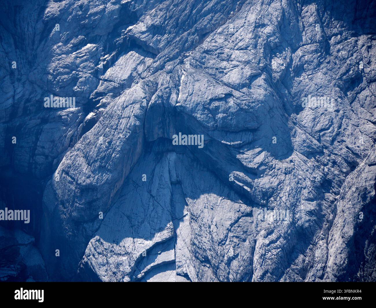 Le glacier du Marmolada fondant pendant la saison estivale Banque D'Images