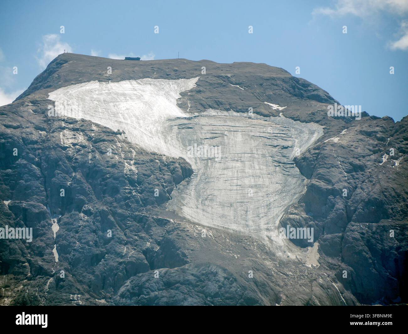 Le glacier du Marmolada fondant pendant la saison estivale Banque D'Images