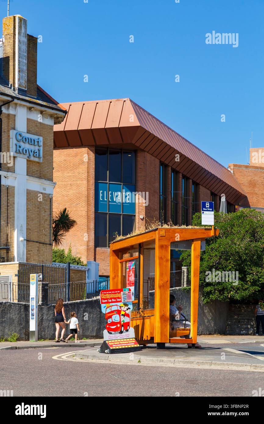 abribus en bois écologique nouvellement installé sur le front de mer de Bournemouth à Bournemouth, Dorset, Royaume-Uni en août Banque D'Images