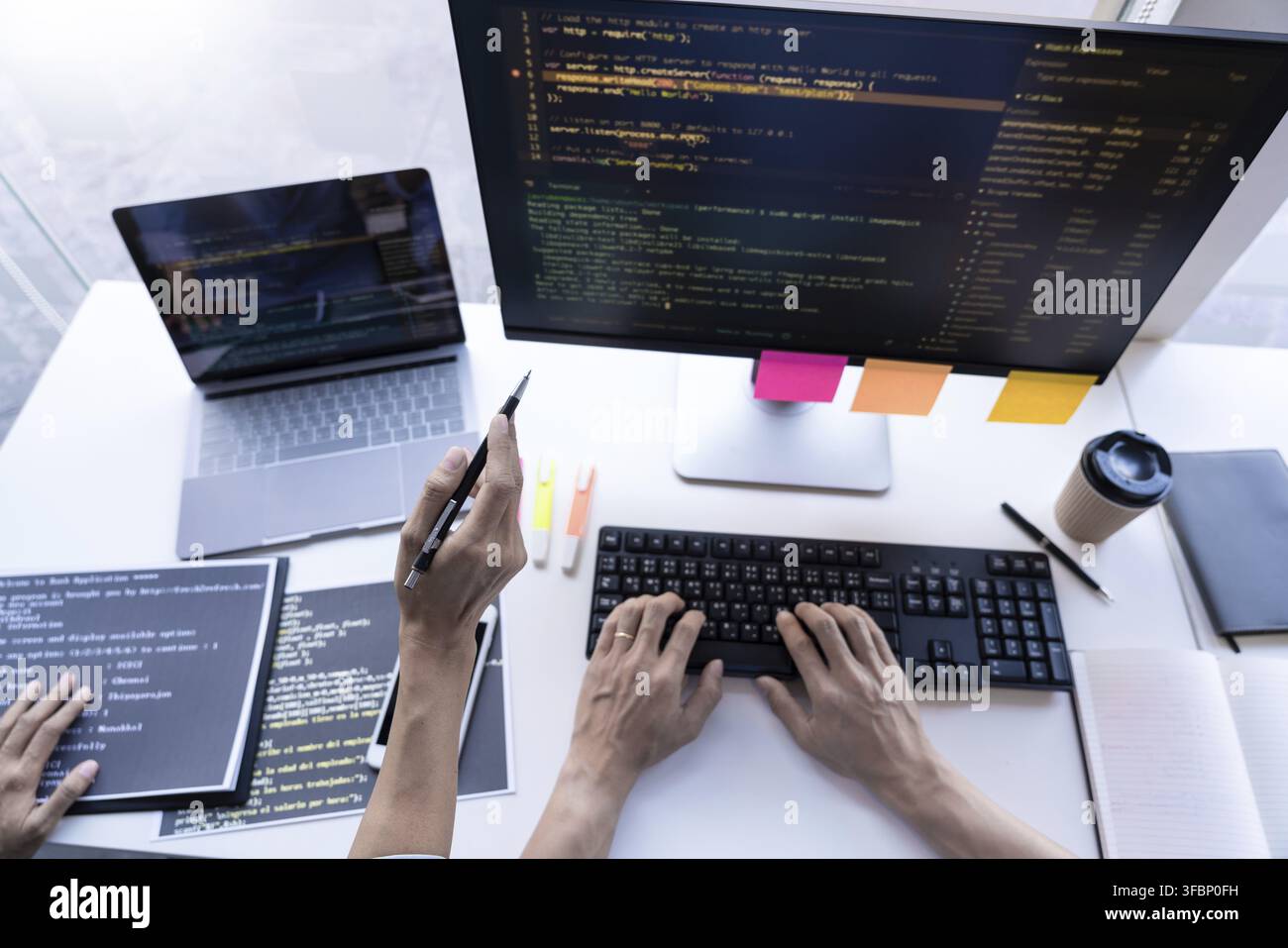 Programmeur pensif travaillant sur un PC de bureau à des technologies de code de programmation ou à la conception de sites web dans une entreprise de développement logiciel Banque D'Images
