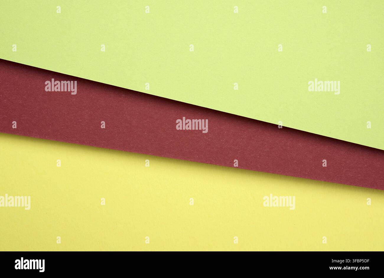 feuilles de carton de couleur verte, rouge et jaune, toile de fond abstraite Banque D'Images