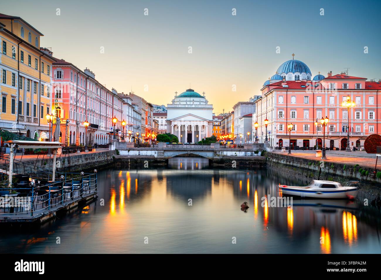 Trieste, Italie au Grand Canal le matin. Banque D'Images
