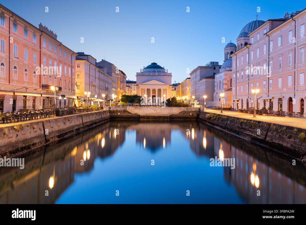 Trieste, Italie au Grand Canal le matin. Banque D'Images