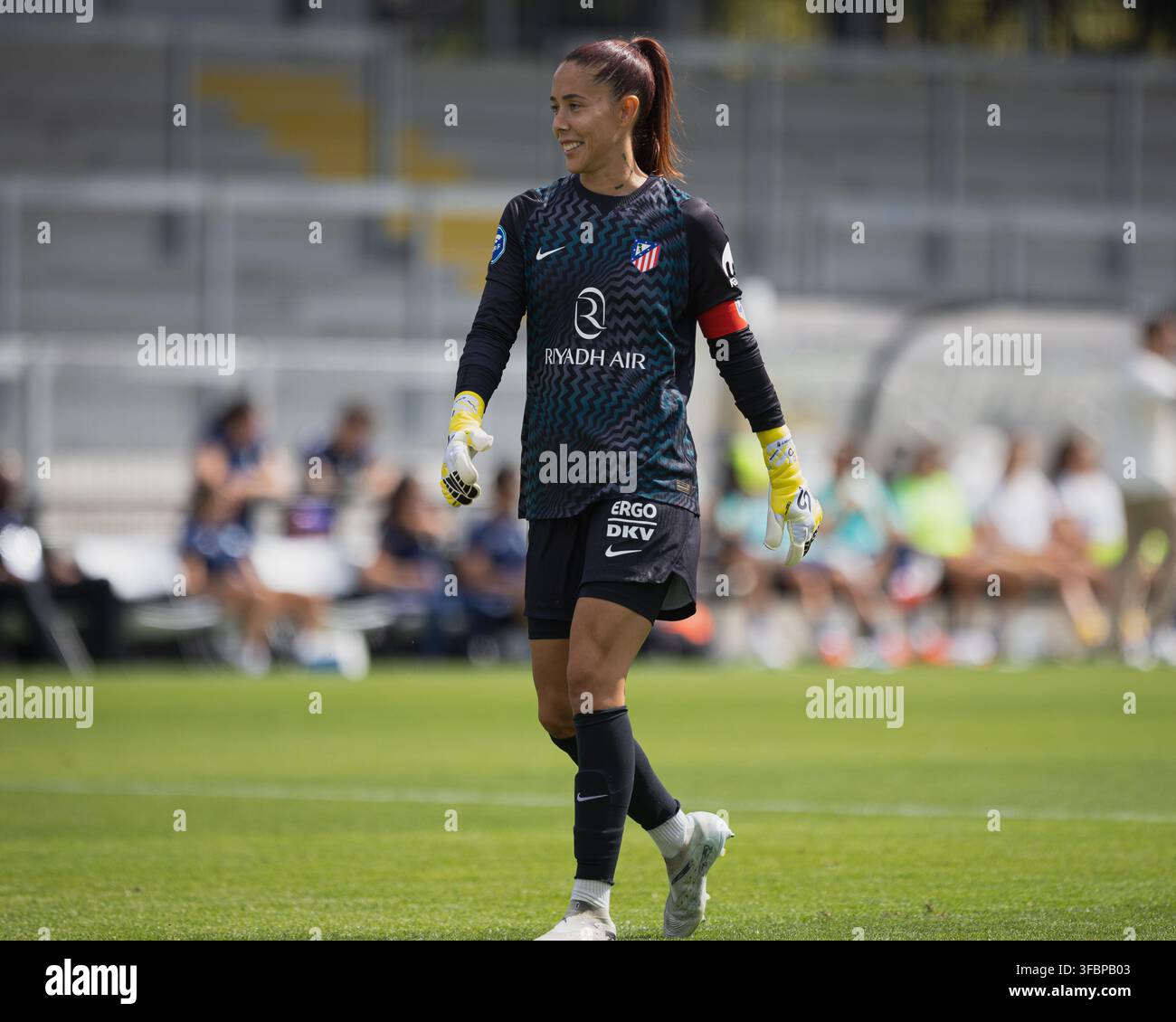 Lola Gallardo, gardienne de but de l'Atlético Madrid, donne un coup de pied au ballon lors du match amical de pré-saison contre les London City Lionesses Banque D'Images