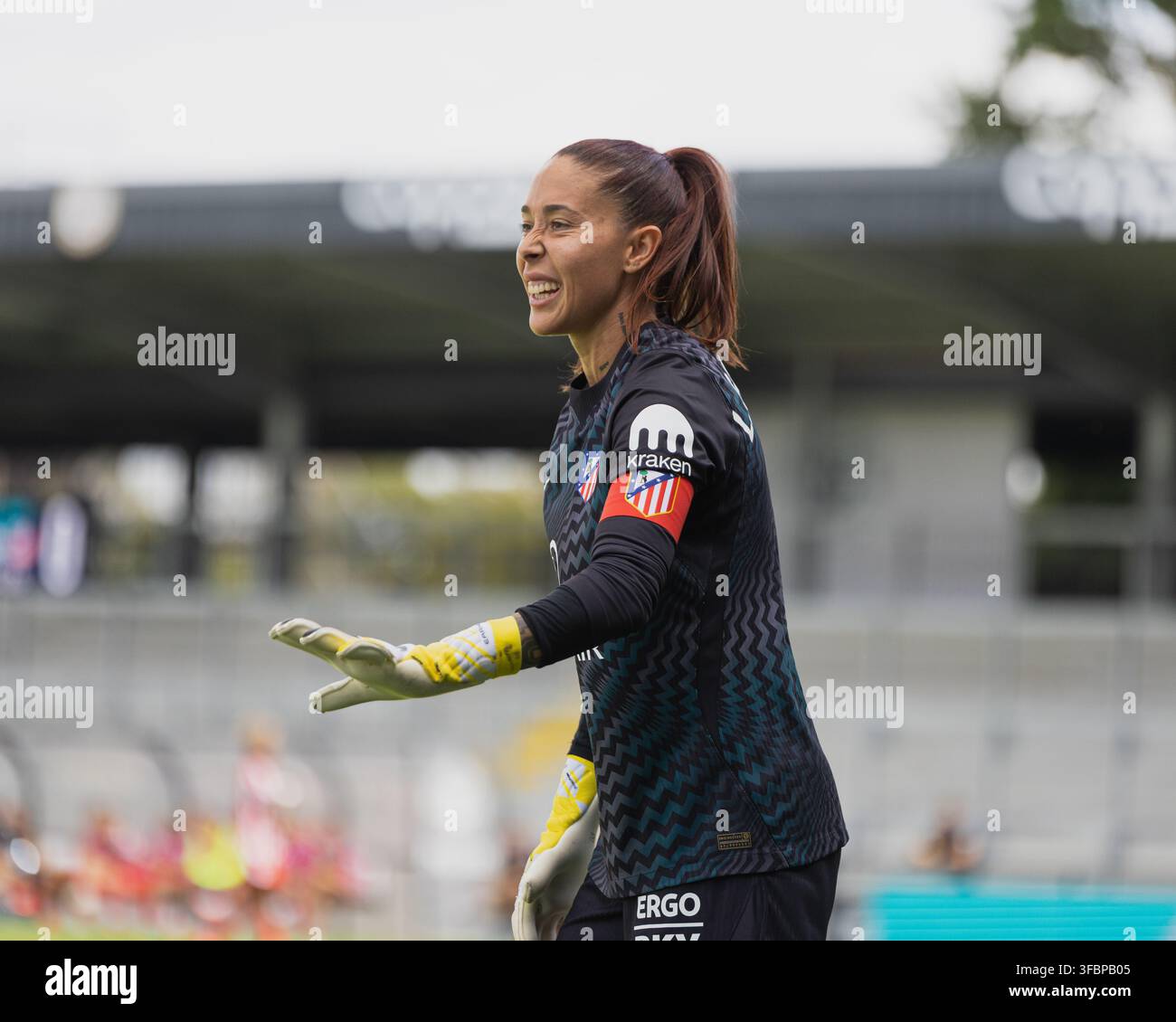La capitaine et gardienne de but de l'Atlético Madrid, Lola Gallardo, sourit pendant le match contre les London City Lionesses. Banque D'Images