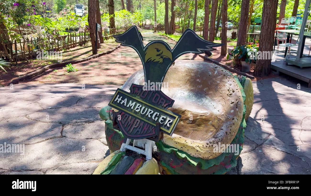 DA LAT, VIÊT NAM - 15 MAI 2024 : Une sculpture en argile de moto conçue comme un hamburger avec un logo d'aigle exposée en plein air au Village de l'Argile à Da Lat, Banque D'Images
