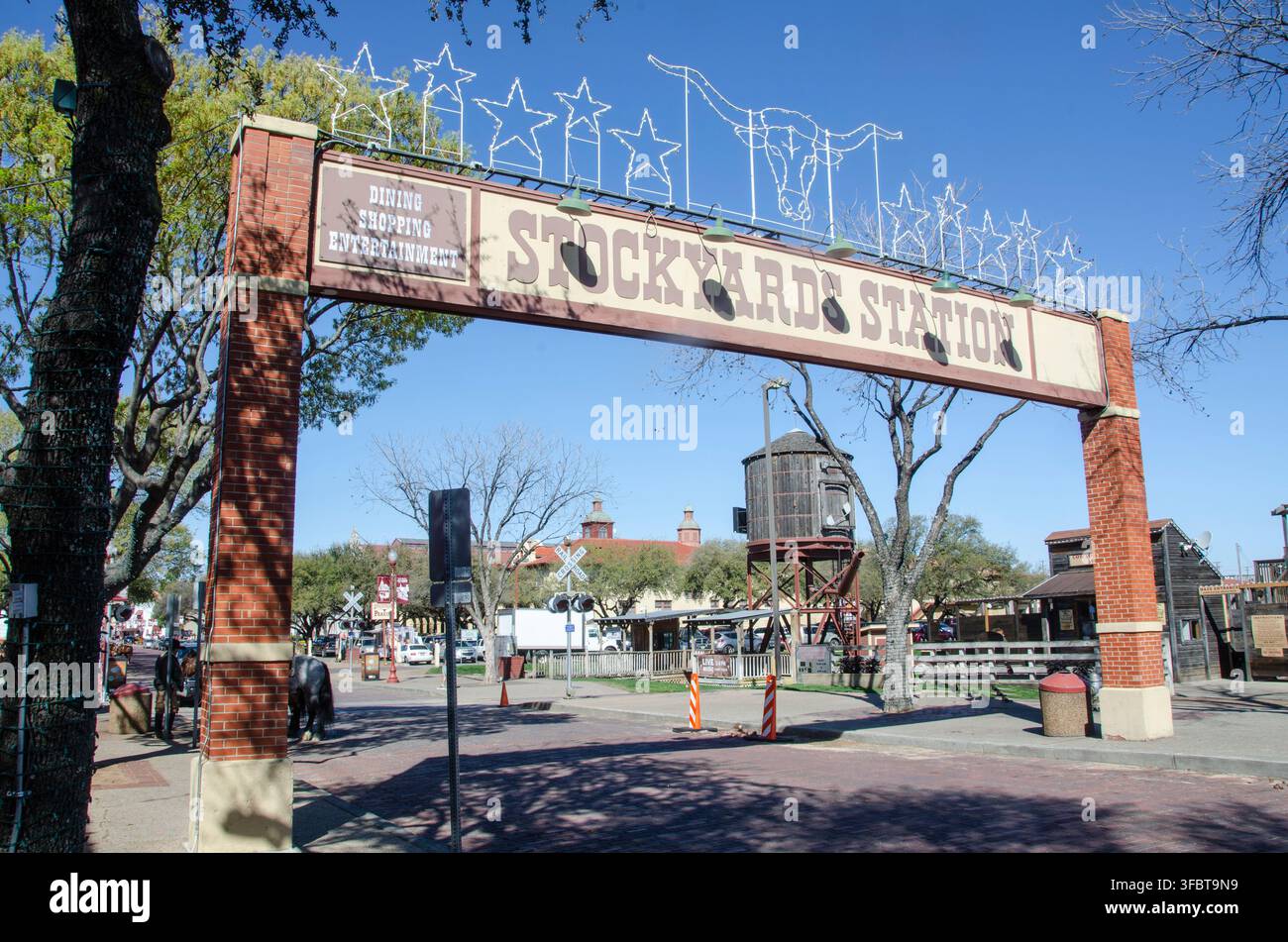L'entrée du quartier historique des abattoirs de Fort Worth est annoncée par cette colonne. Banque D'Images