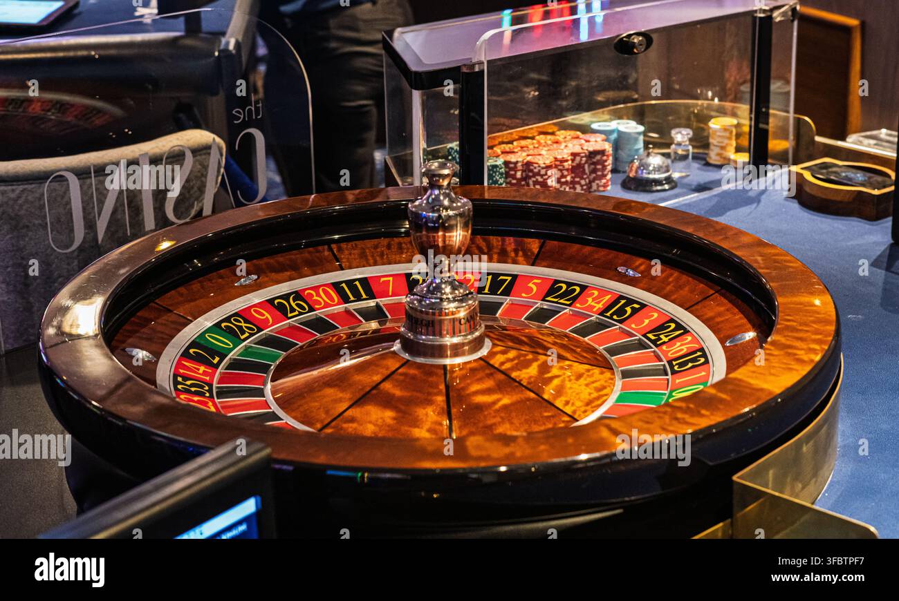 Roulette et jetons de jeu dans le casino à bord d'un bateau de croisière Banque D'Images