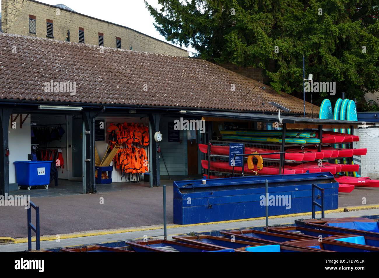 Station de punting à Cambridge avec des bateaux et des gilets de sauvetage prêts pour les touristes d'été Banque D'Images