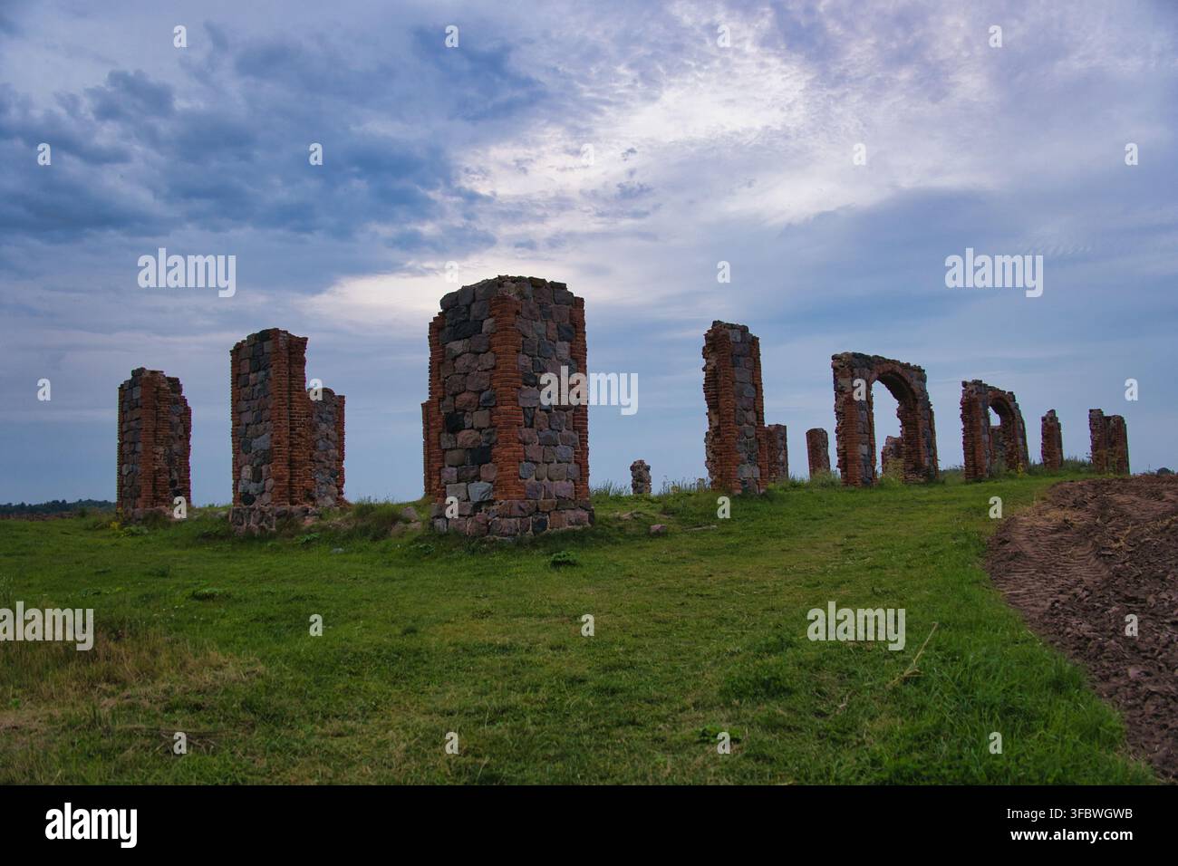 Anciennes ruines de pierre et de brique sur une colline verte Banque D'Images