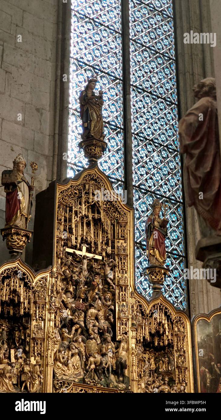 Image **13–15 pour Alamy** oui  ### Image 13 — Retable religieux orné  **Légende**  Retable religieux orné avec des figures sculptées et des vitraux - Image de stock capturée avec un smartphone