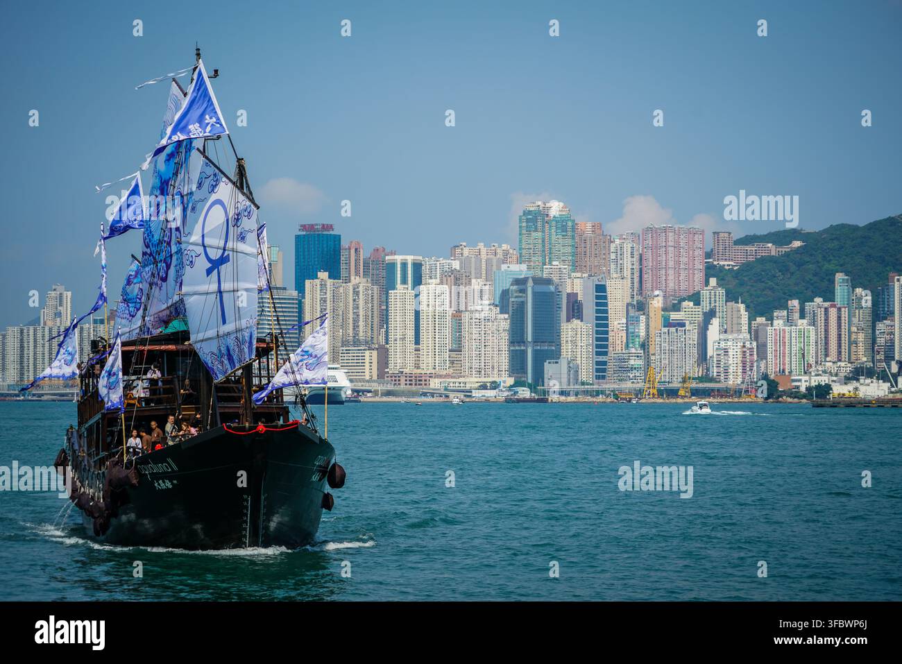 Hong Kong, Hong Kong - 30 avril 2017 : Un bateau jonque traditionnel en bois sombre Aqua Luna, nommé 'Aqua Luna I' sur sa coque, affiche un motif blanc et bleu Banque D'Images