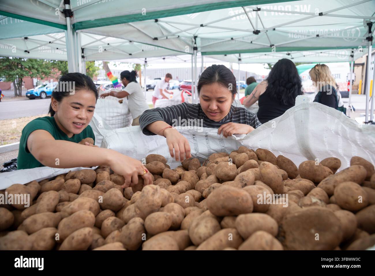 Denver, Colorado – L'organisation à but non lucratif We Don't Waste distribue 21 tonnes de pommes de terre excédentaires aux résidents de la région. L'organisation recueille des denrées alimentaires qui ser Banque D'Images