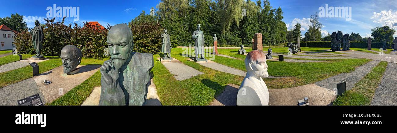 Panorama du palais de Maarjamäe d'une exposition extérieure de sculptures monumentales de têtes de portraits exposées dans un espace public paysagé. Banque D'Images