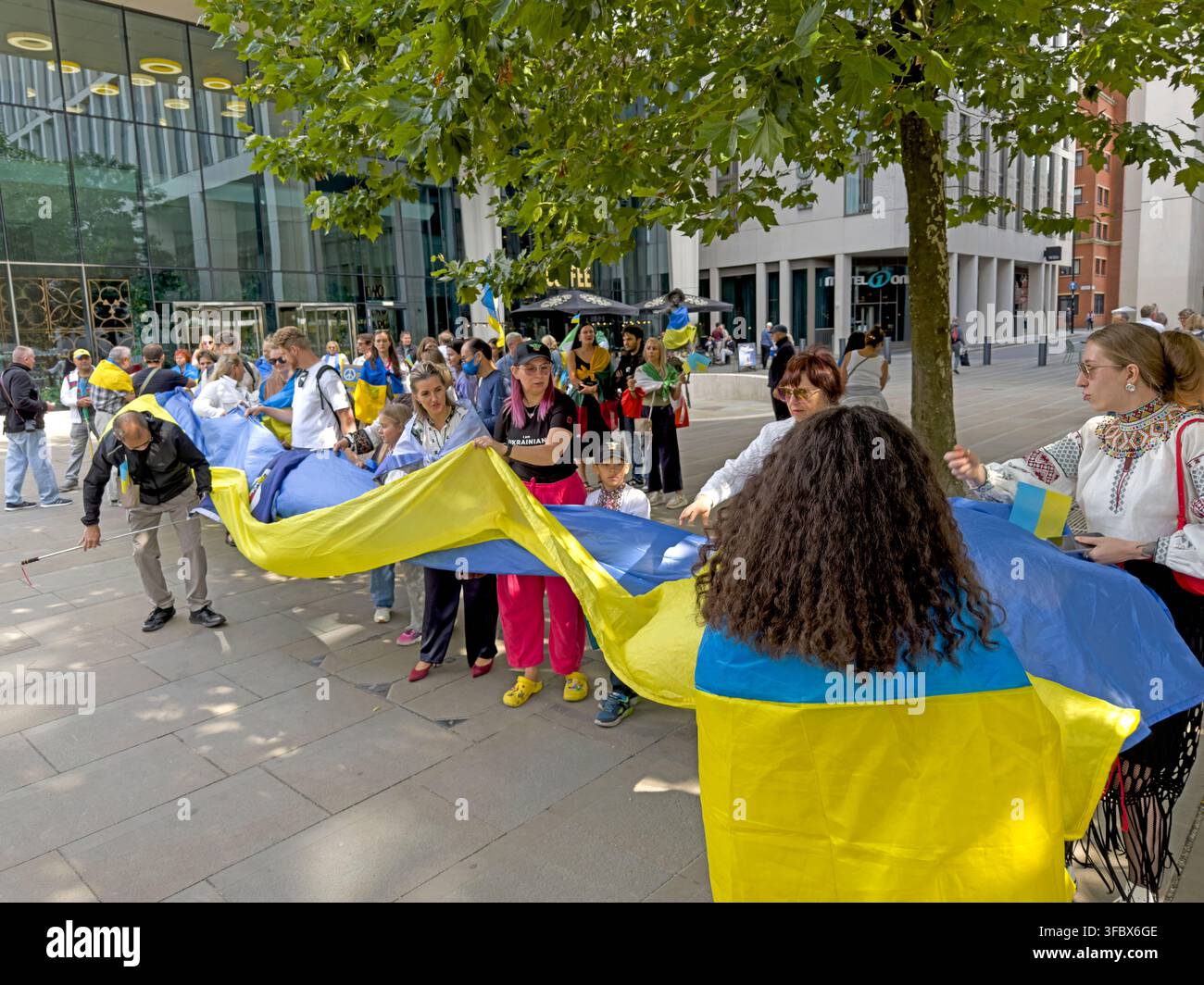 Rassemblement ukrainien pour le 35e anniversaire de l'indépendance sur la place Saint-Pierre à Manchester avec un grand drapeau bleu et jaune le 24 août 2026 Banque D'Images
