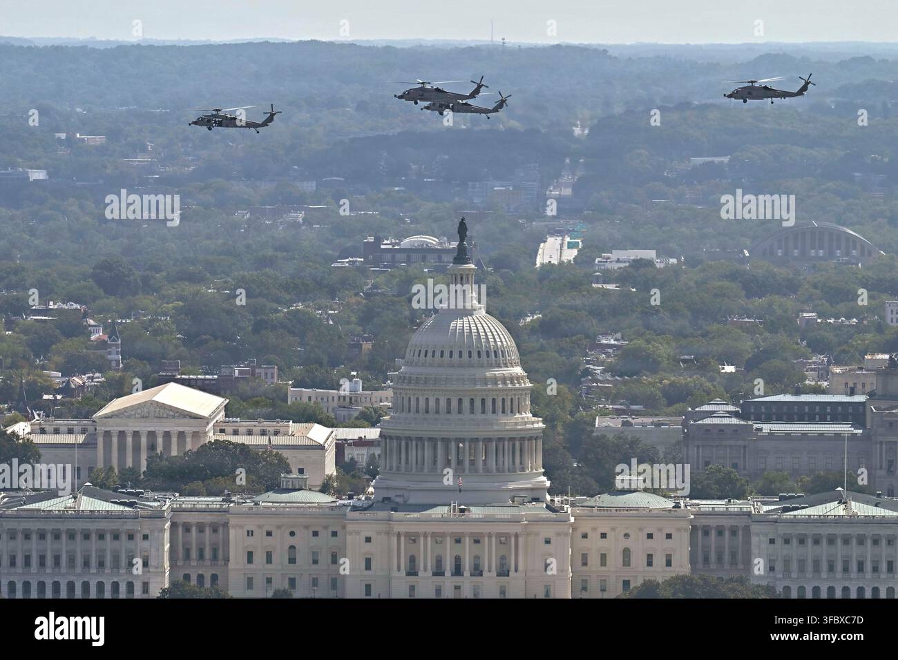 Washington, États-Unis. 23 août 2026. Des hélicoptères Sikorsky SH-60 Seahawk de l'U.S. Navy effectuent un survol devant le Capitole des États-Unis avant le début de la course Freedom 250 Grand Prix, le 23 août 2026 à Washington, DCCredit: U.S Air Force Photo/USAF/Alamy Live News Banque D'Images