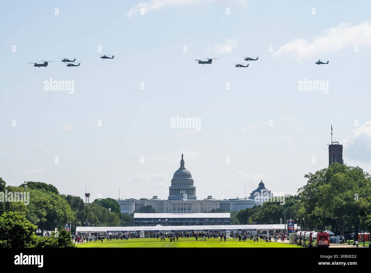 Washington, États-Unis. 23 août 2026. Des hélicoptères de l’U.S. Navy et de l’Armée de l’Air survolent le Capitole des États-Unis avant le début de la course Grand Prix Freedom 250, le 23 août 2026 à Washington, DCCredit : Handout/White House Photo/Alamy Live News Banque D'Images