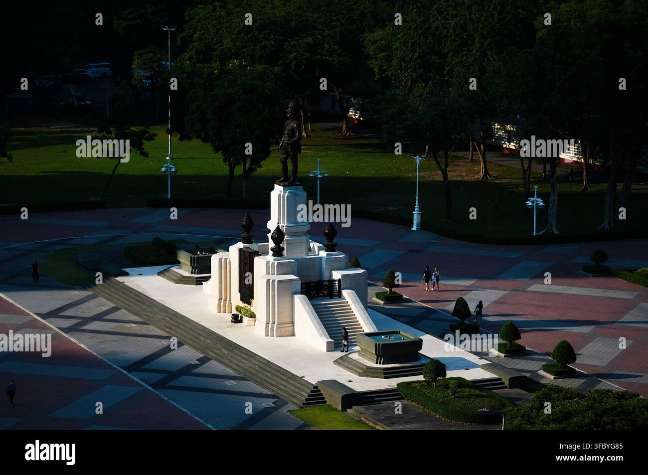 BANGKOK, THAÏLANDE – 2026 : Monument du Roi Rama VI vu depuis le parc Dusit Arun à Bangkok, commémorant le roi Vajiravudh, sixième monarque de Thaïlande. Banque D'Images