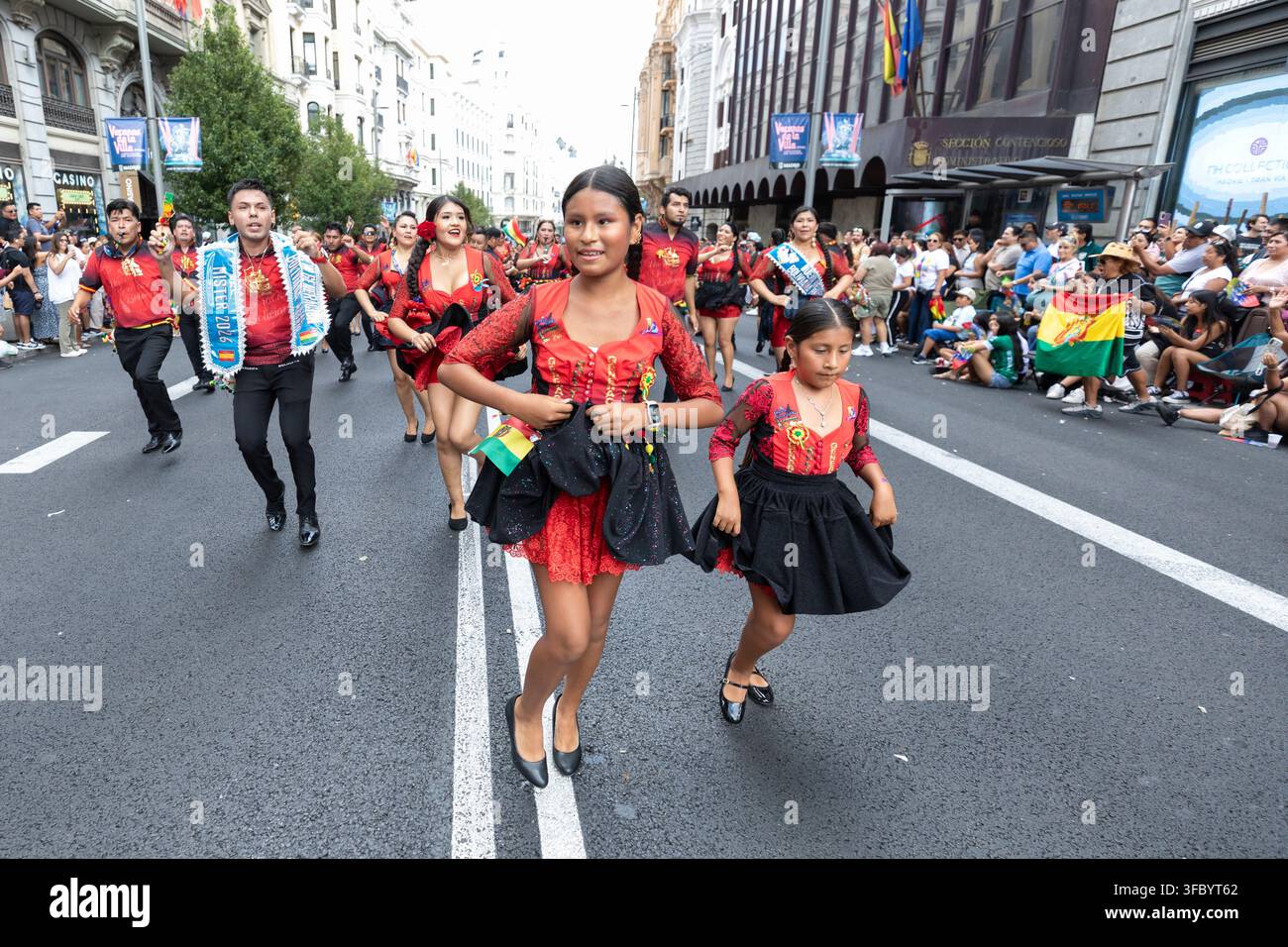 Les participants exécutent une danse folklorique lors de la Festividad de la Virgen de Urkupina le long de la Gran Via à Madrid, en Espagne, le samedi 22 août 2026. Tho Banque D'Images
