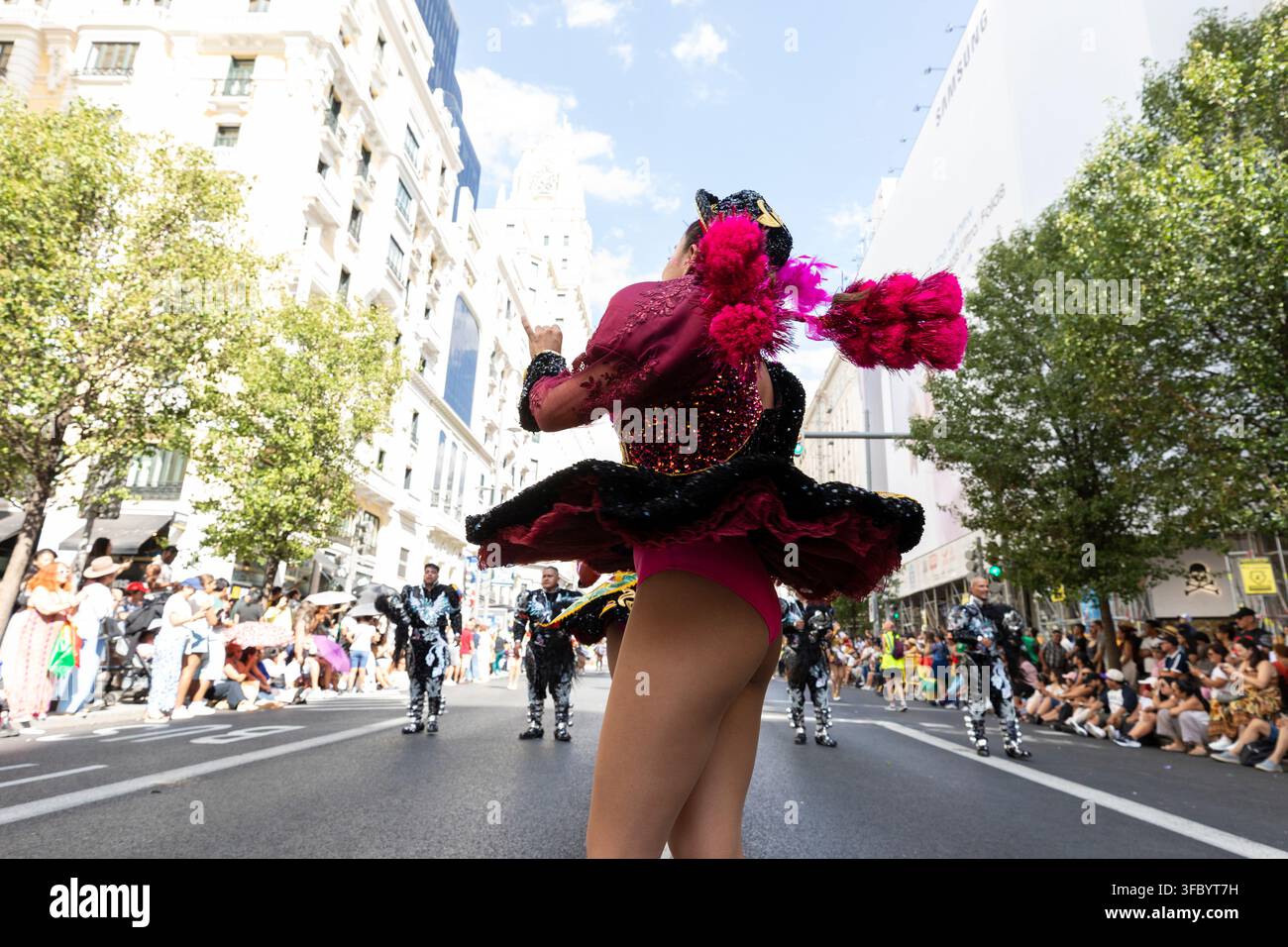Les participants exécutent une danse folklorique lors de la Festividad de la Virgen de Urkupina le long de la Gran Via à Madrid, en Espagne, le samedi 22 août 2026. Tho Banque D'Images