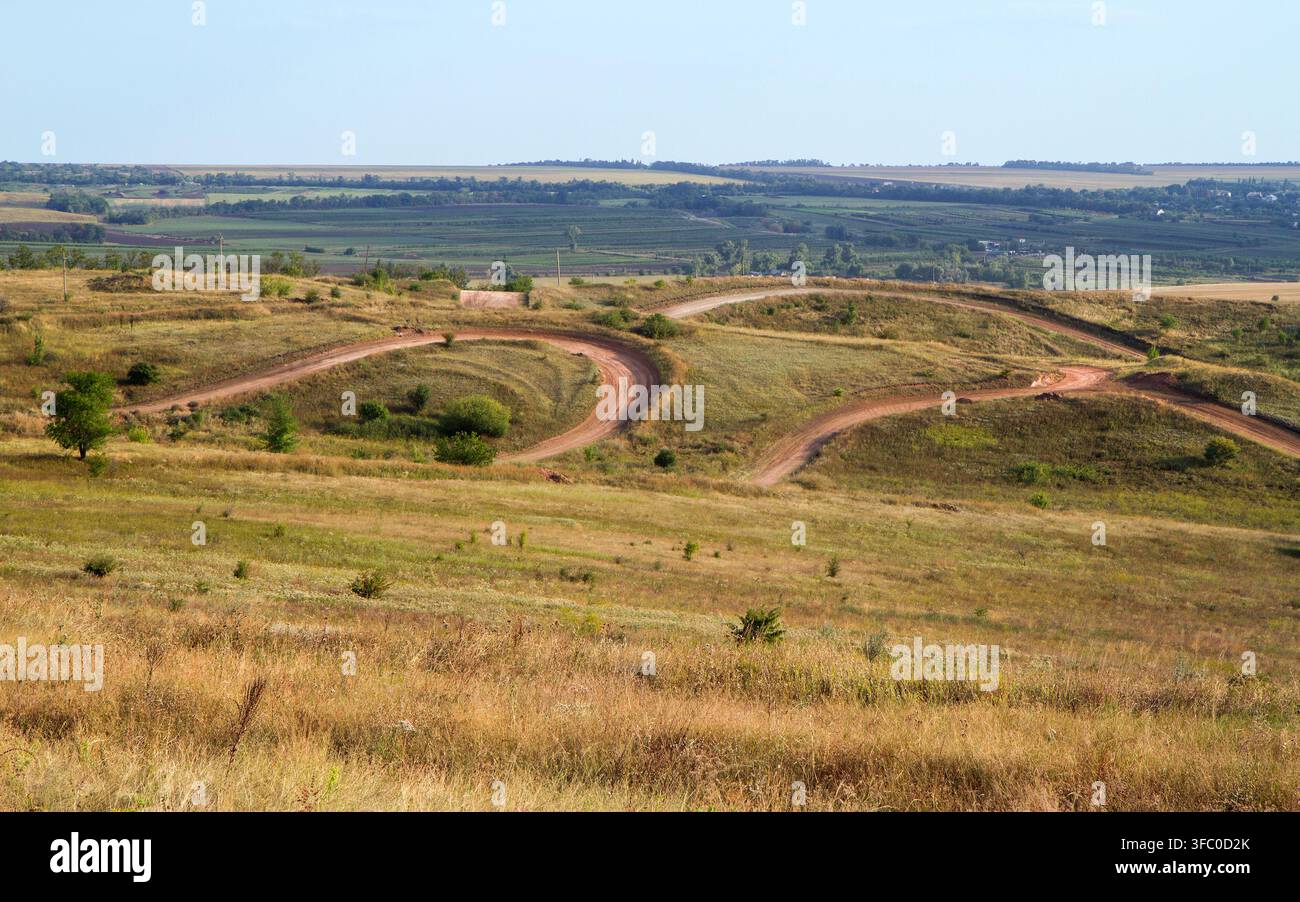 Paysage d'automne avec une piste pour autocross. Piste en terre pour le sport automobile. Banque D'Images