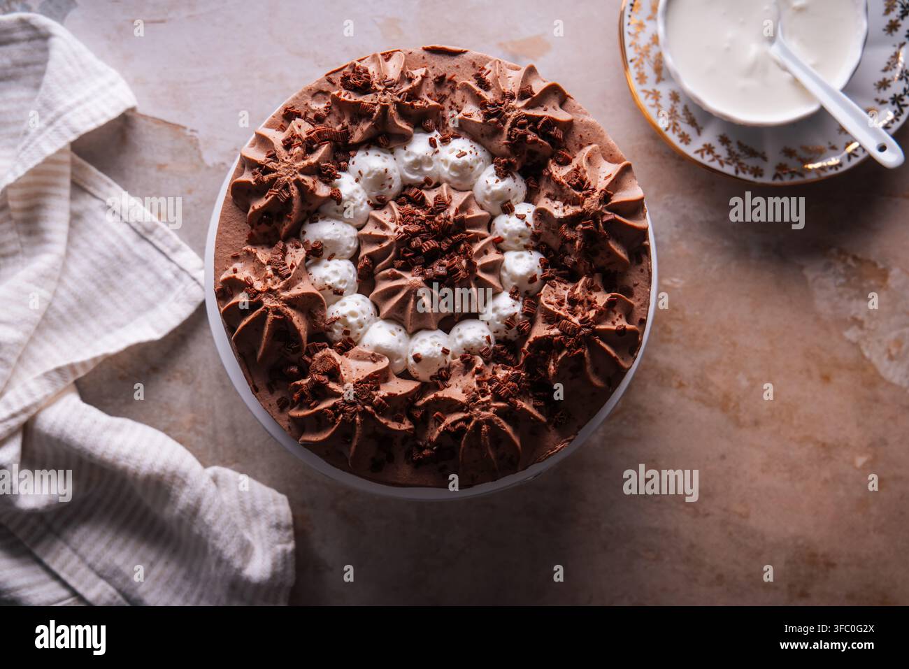 Gâteau mousse au chocolat décadent avec crème fouettée et copeaux de chocolat Banque D'Images