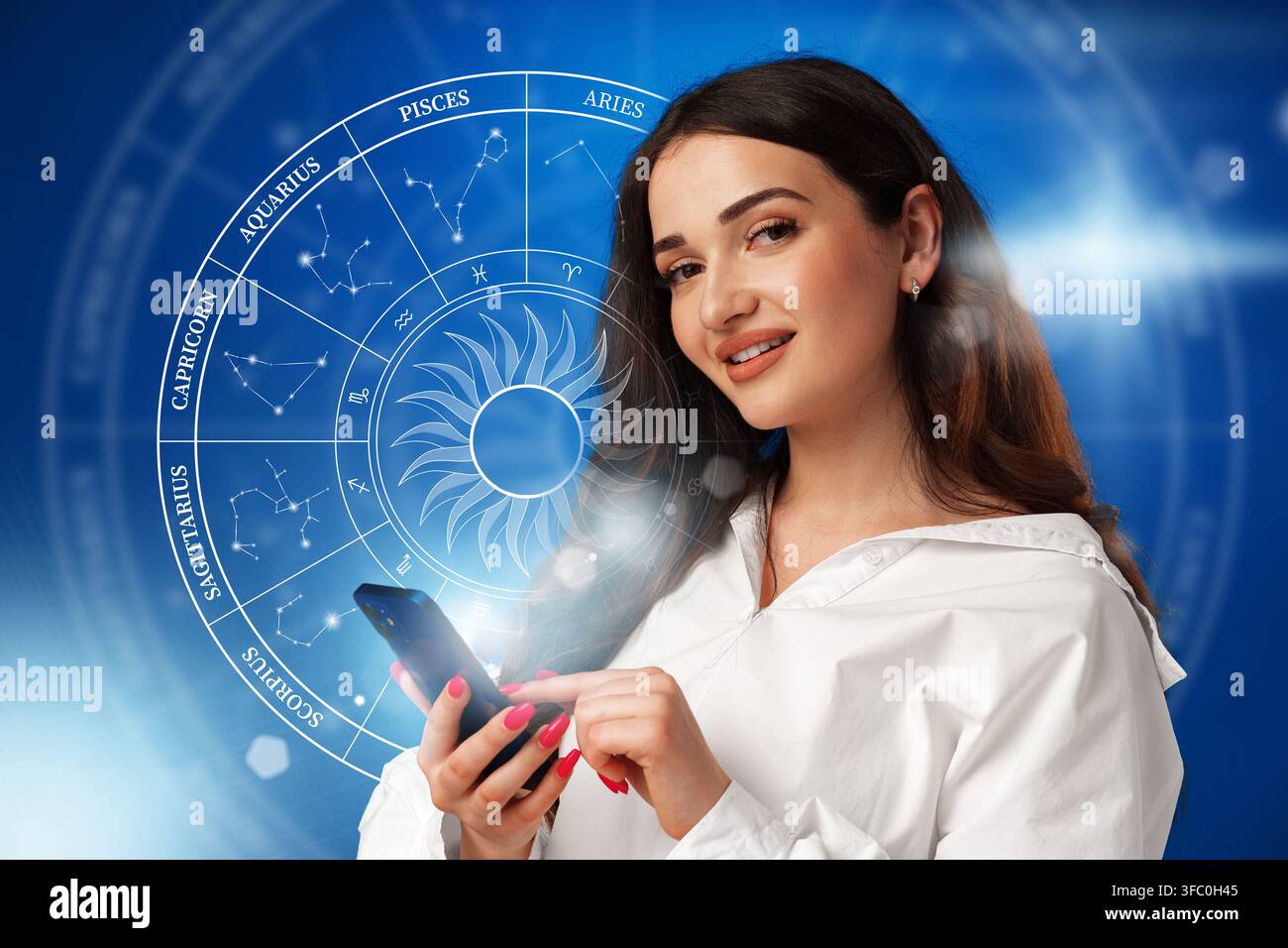 Femme utilisant un smartphone avec des signes du zodiaque astrologique en arrière-plan et une icône de soleil Banque D'Images