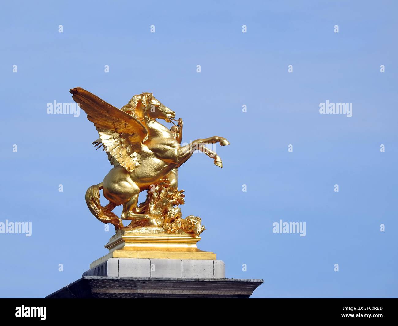 Statue d'un cheval ailé doré décorant le Pont Alexandre III à Paris, France. La décoration historique du pont a été créée pour l'Exposition universelle de 1900 Banque D'Images