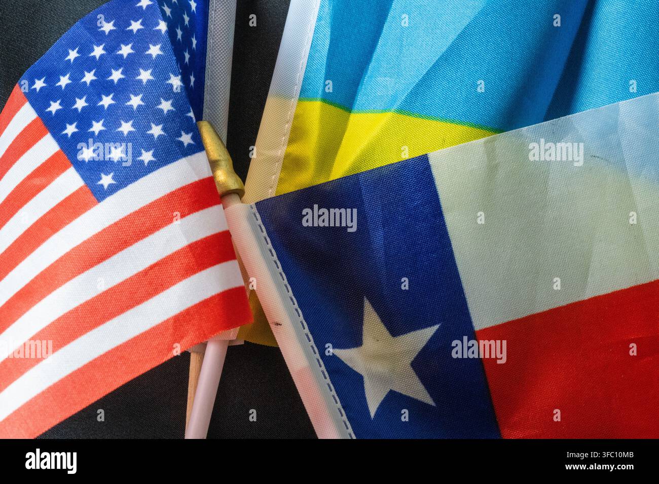 petits drapeaux portables arborant le drapeau national des États-Unis, le drapeau de l'État du Texas et le drapeau national ukrainien Banque D'Images
