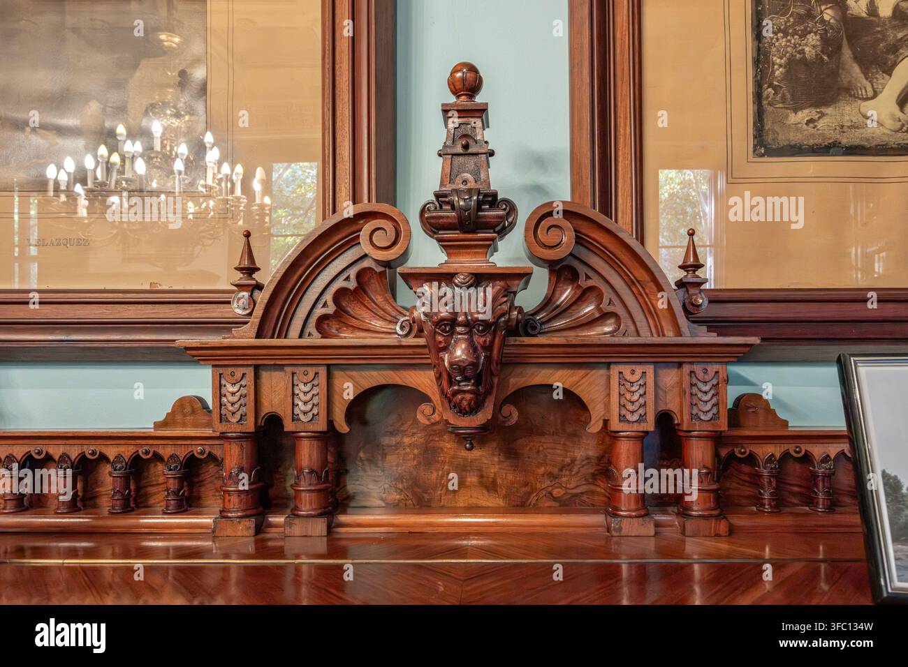 Barcelone – Espagne – août, 4, 2026 : Détail sculpté sur des meubles en bois à l'intérieur de la bibliothèque publique Arus (Biblioteca Arus), relief de tête de lion, intérieur historique Banque D'Images