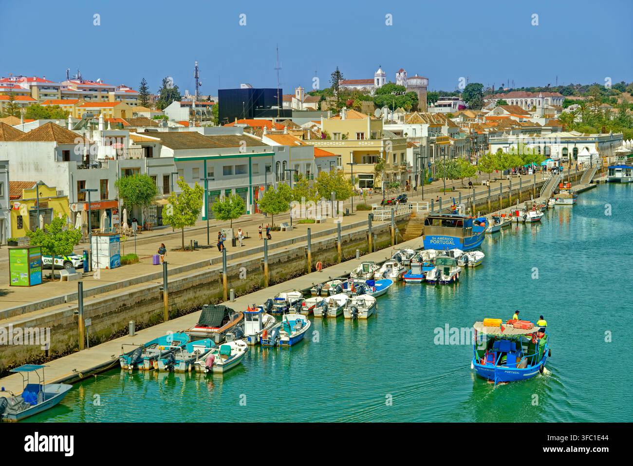 Le port de Tavira et la rivière Gilão sur la côte de l'Algarve au Portugal. Banque D'Images