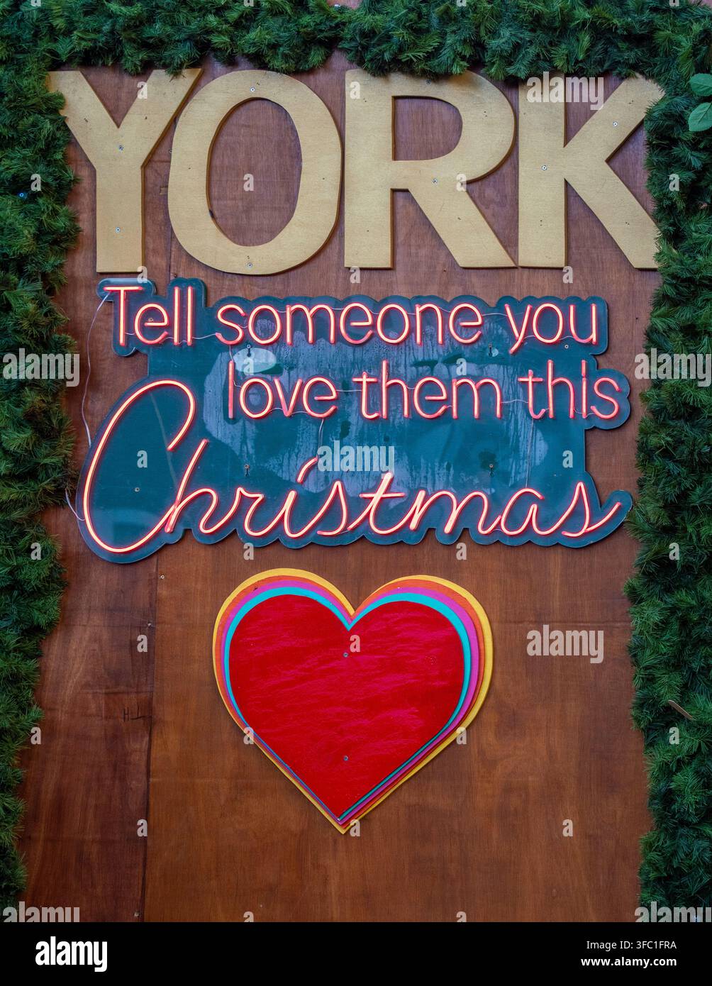 Panneau de Noël de York indiquant „Dis à quelqu'un que tu l'aimes ce Noël“ avec un motif de cœur rouge. UK Banque D'Images