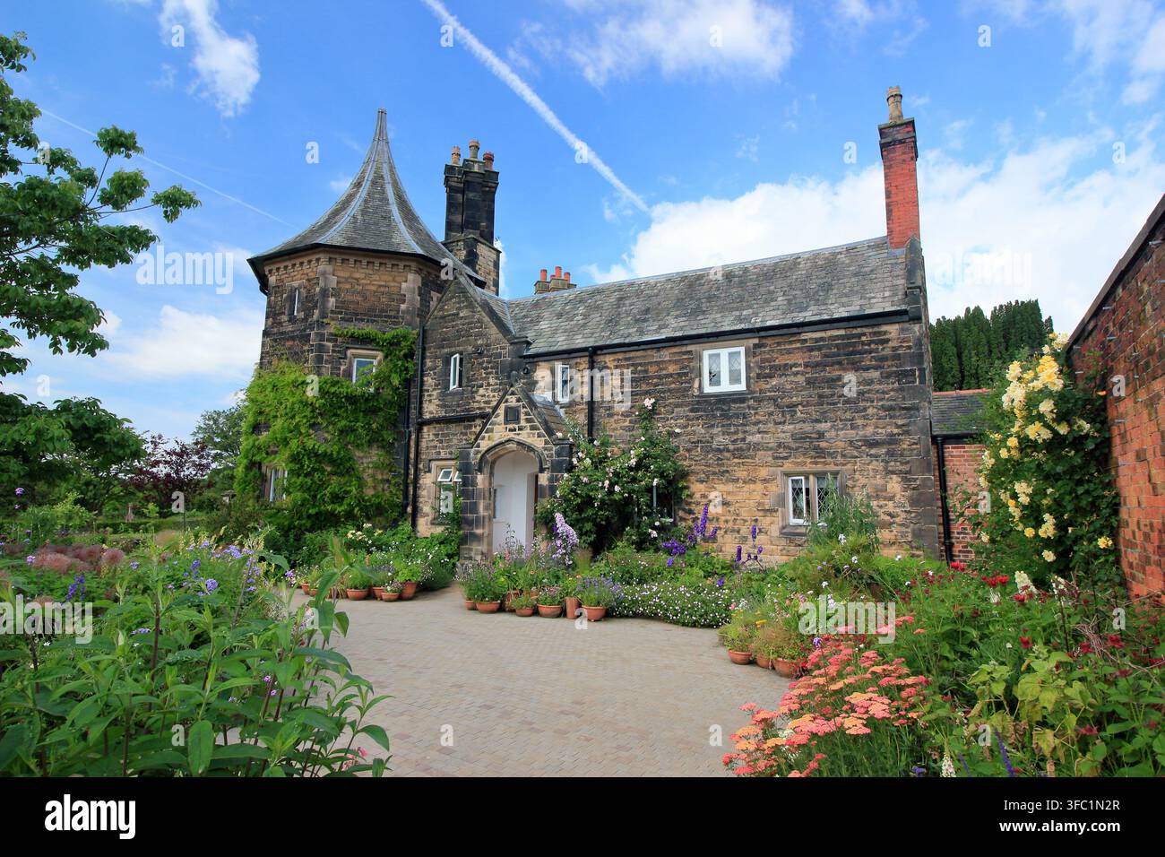 Le Gardener's Cottage au RHS Garden Bridgewater, Salford, entouré de conteneurs et de bordures remplis de plantes attrayantes pour les abeilles et les papillons. Banque D'Images