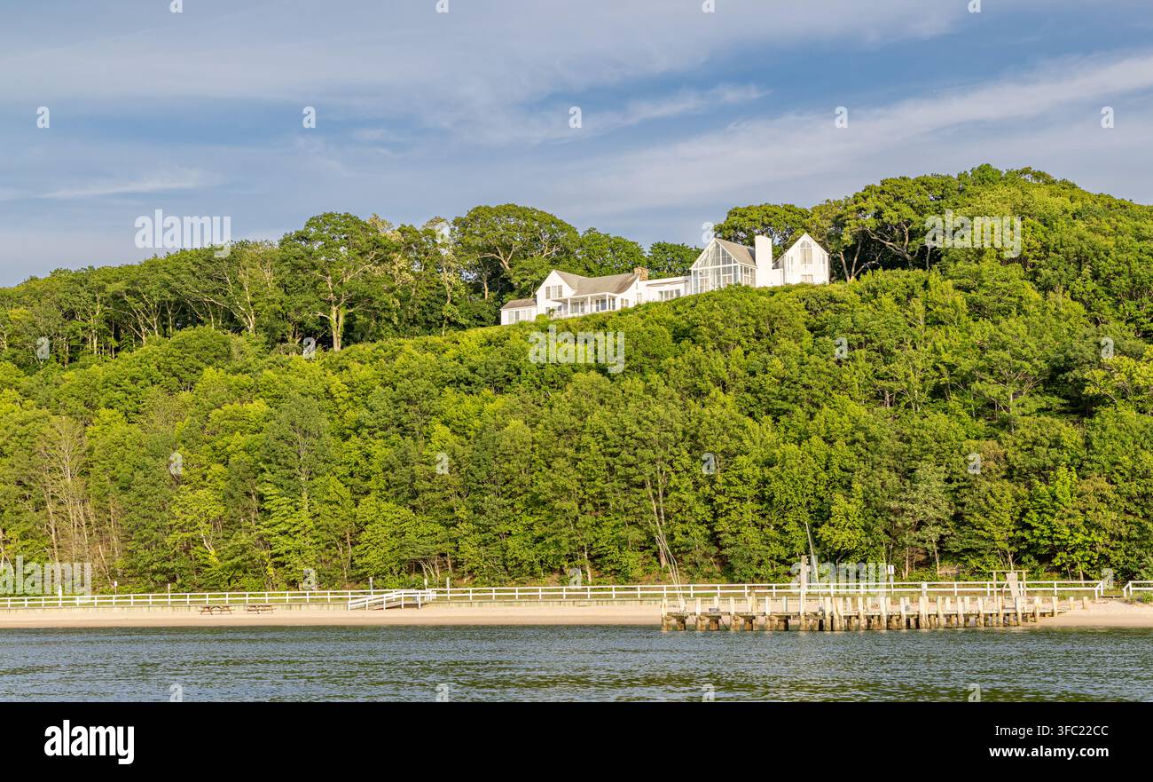 Maison en bord de mer au-dessus de la route côtière, Shelter Island, NY Banque D'Images