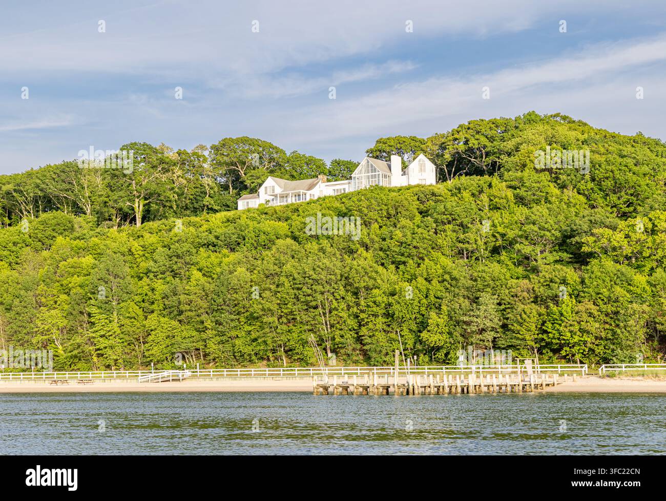 Maison en bord de mer au-dessus de la route côtière, Shelter Island, NY Banque D'Images