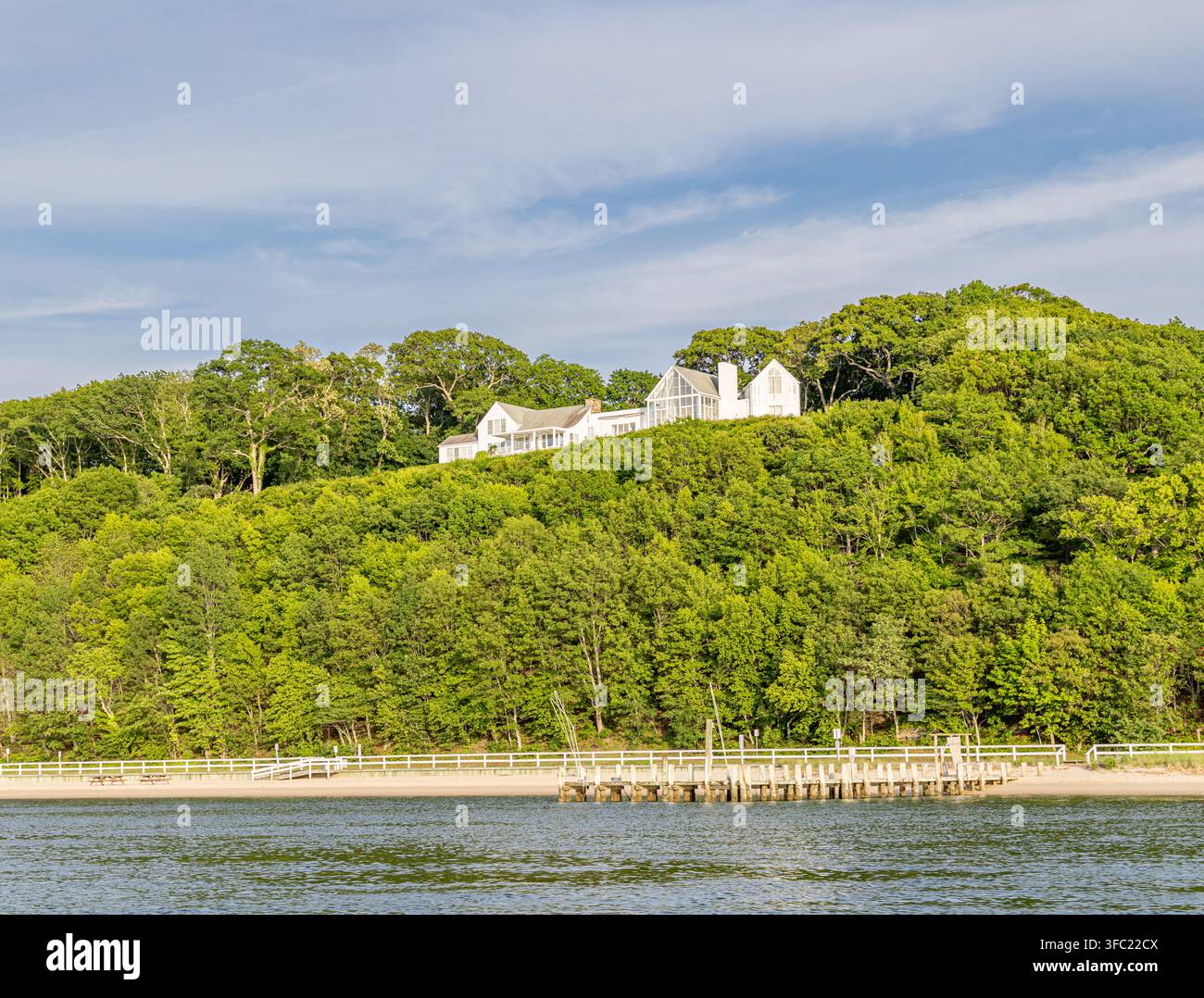 Maison en bord de mer au-dessus de la route côtière, Shelter Island, NY Banque D'Images