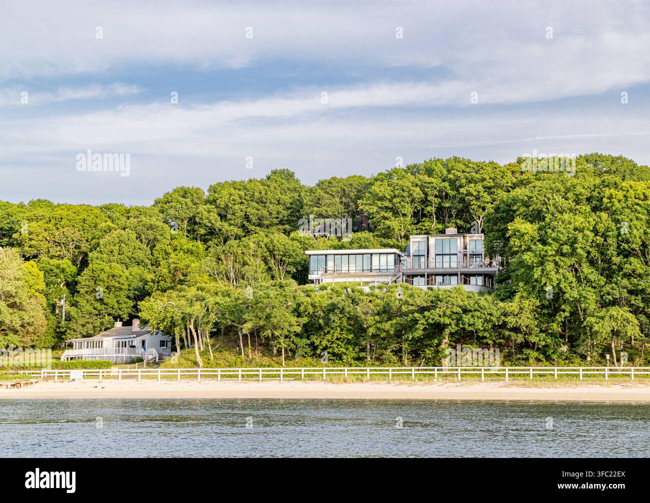 Maison en bord de mer au-dessus de la route côtière, Shelter Island, NY Banque D'Images