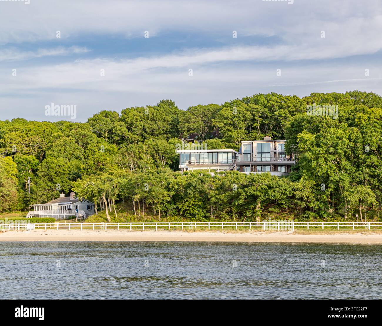 Maison en bord de mer au-dessus de la route côtière, Shelter Island, NY Banque D'Images