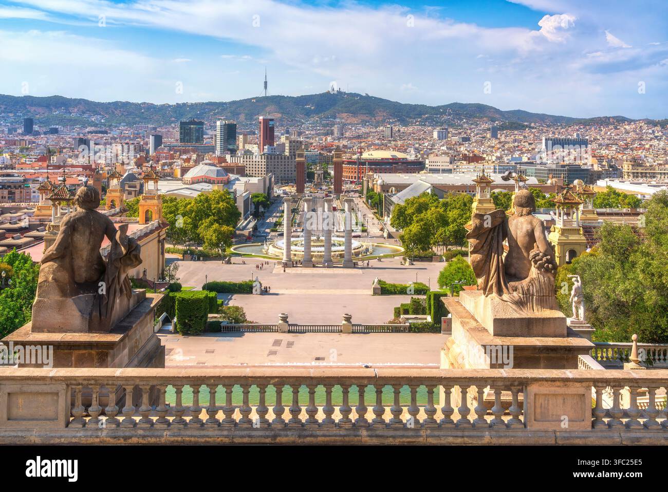 Vue sur la ligne d'horizon de Barcelone avec la Plaza de España et la colline du Tibidabo depuis la terrasse du Palais National sur le Montjuïc. Catalogne, Espagne Banque D'Images