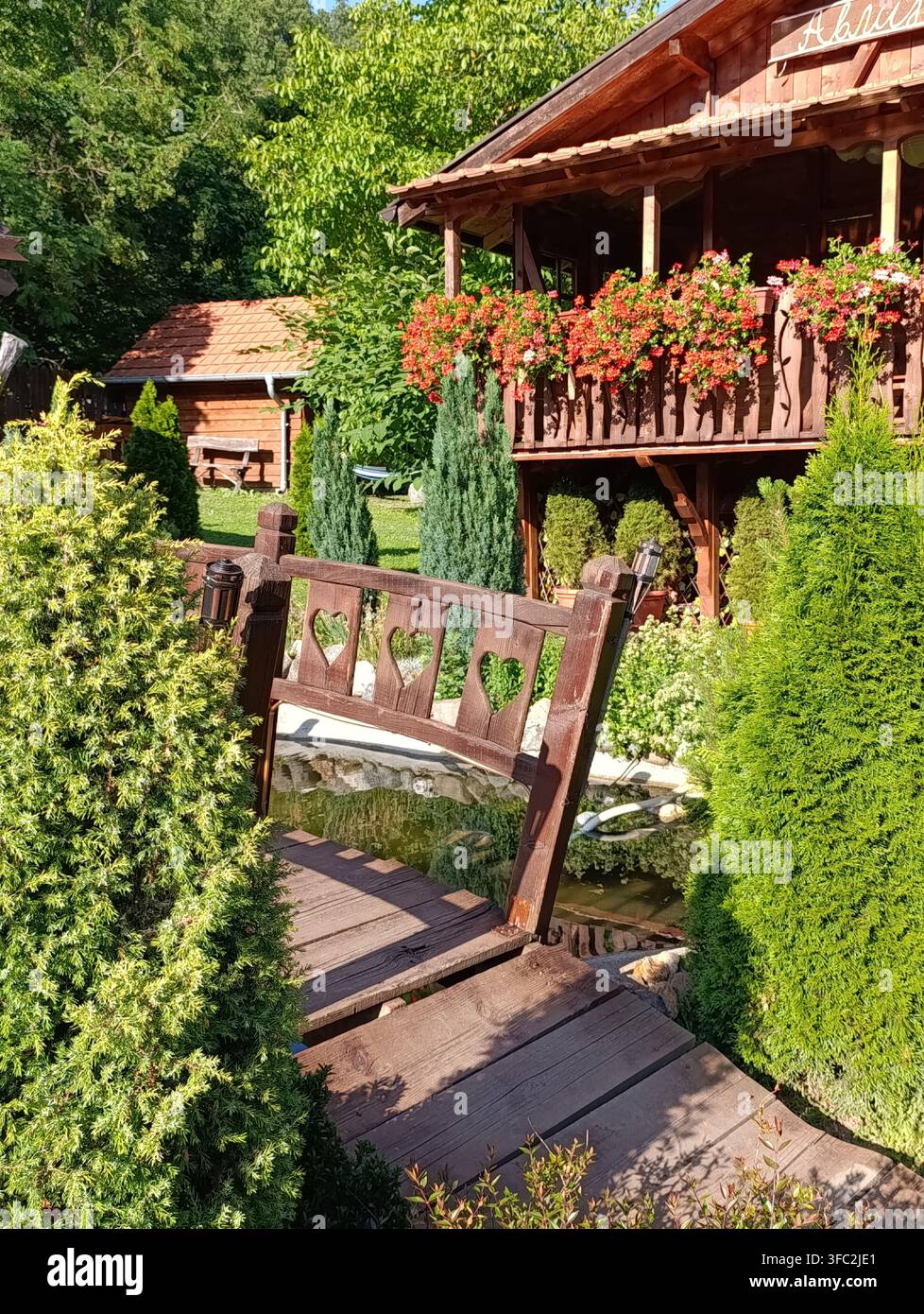 Charmant pont en bois et cabane de jardin rustique en été Banque D'Images